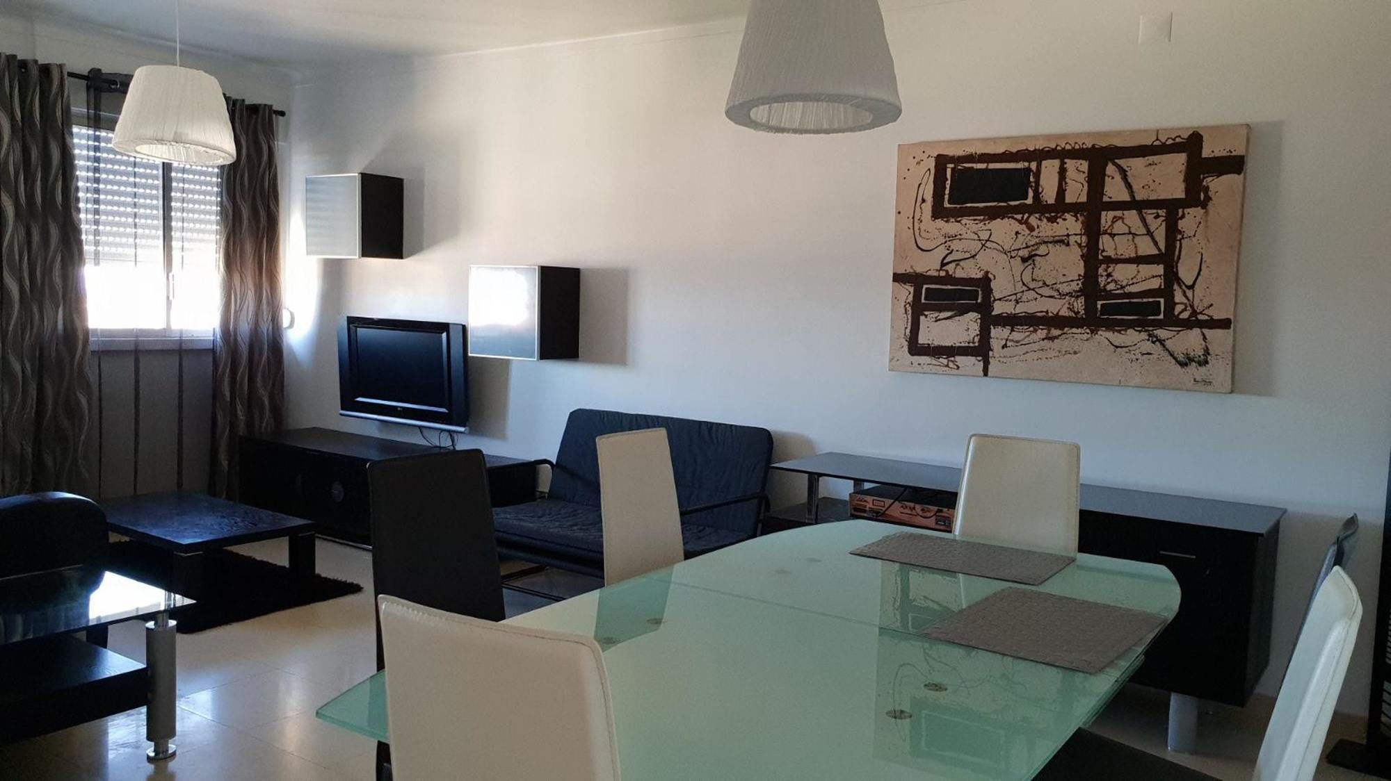 With 3 Bedrooms In Lisboa, With Wifi - 23 Km From The Apartment *