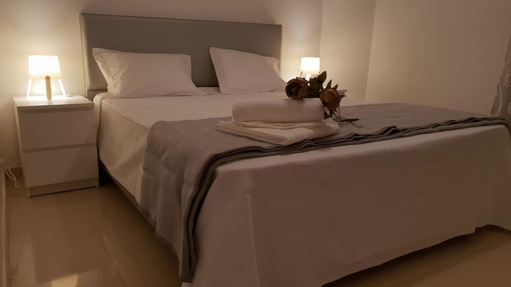 With 3 Bedrooms In Lisboa, With Wifi - 23 Km From The Apartment