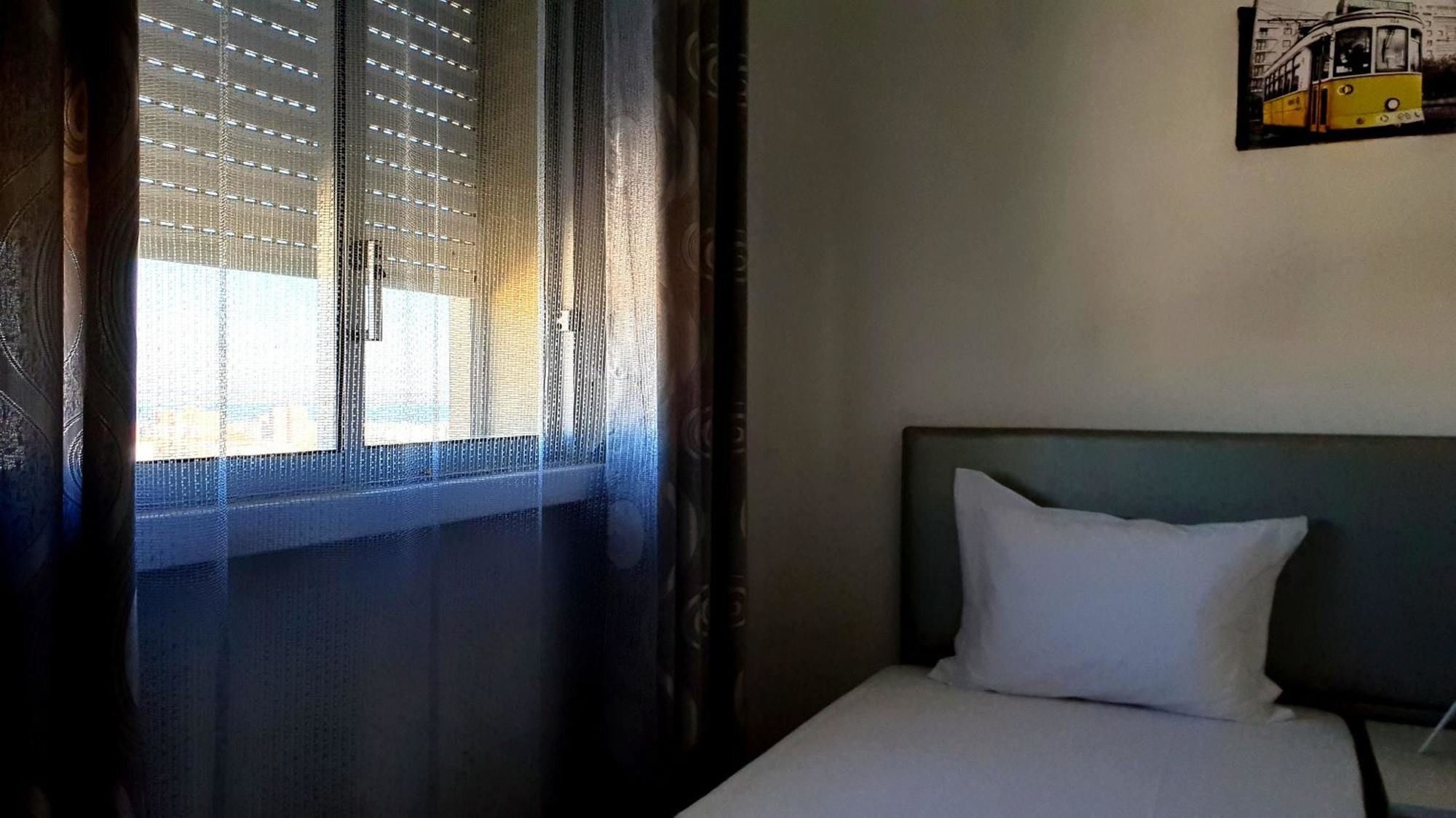 With 3 Bedrooms In Lisboa, With Wifi - 23 Km From The Apartment