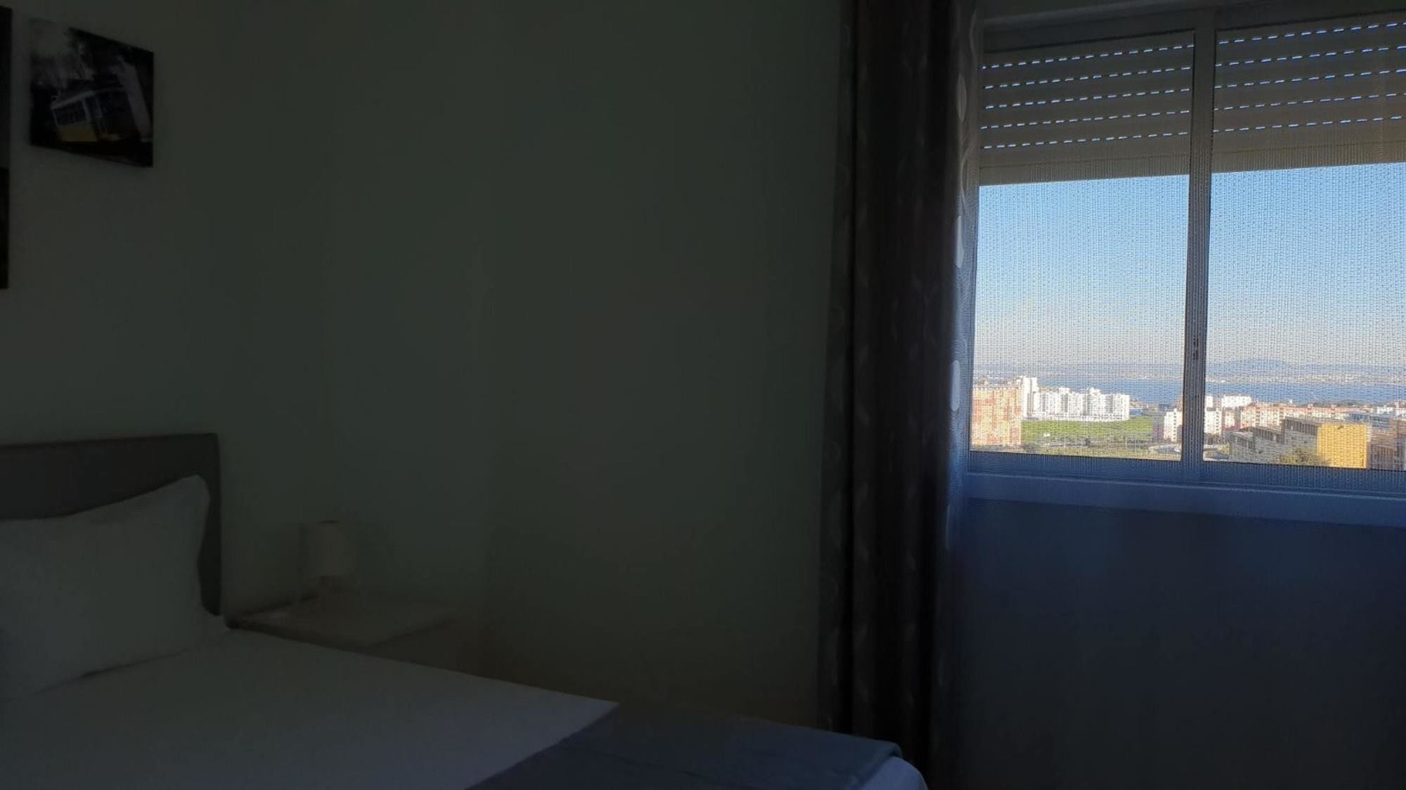 With 3 Bedrooms In Lisboa, With Wifi - 23 Km From The Apartment
