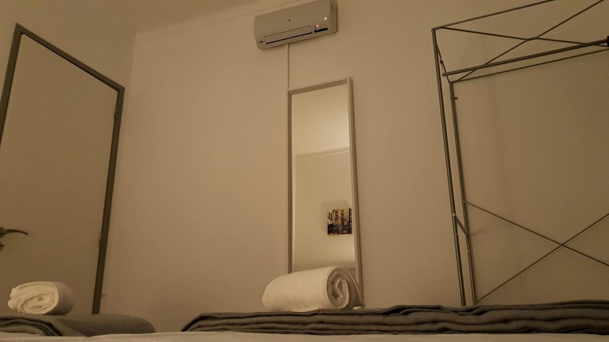 With 3 Bedrooms In Lisboa, With Wifi - 23 Km From The Apartment *